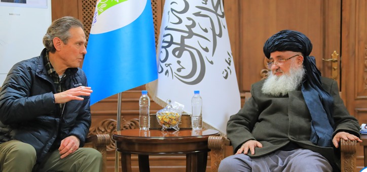 Economy minister discusses humanitarian assistance with head of CRC 