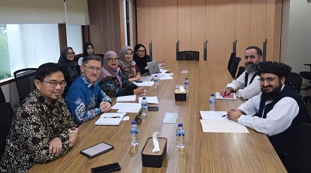 افغان سفير د اندونيزيا له چارواکو سره د بنديانو او افغان کډوالو په ستونزو خبرې کړي