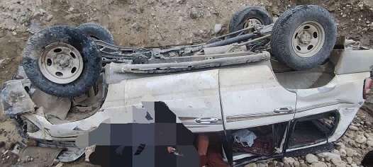 د موټر چپه کېدو پېښه کې يو تن مړ او لس ټپيان شول
