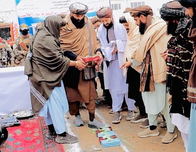 د زابل والي په ولایتي روغتون کې د ۹۰ میلیونه افغانیو په لګښت د دوو پروژو د بنسټ ډبره کېښودل شوه