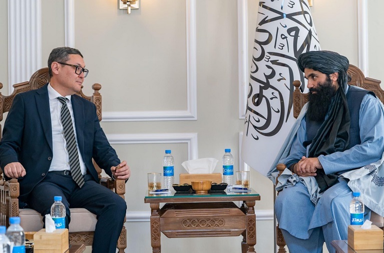 د کورنيو چارو وزیر د قزاقستان له ځانګړي استازي سره وکتل