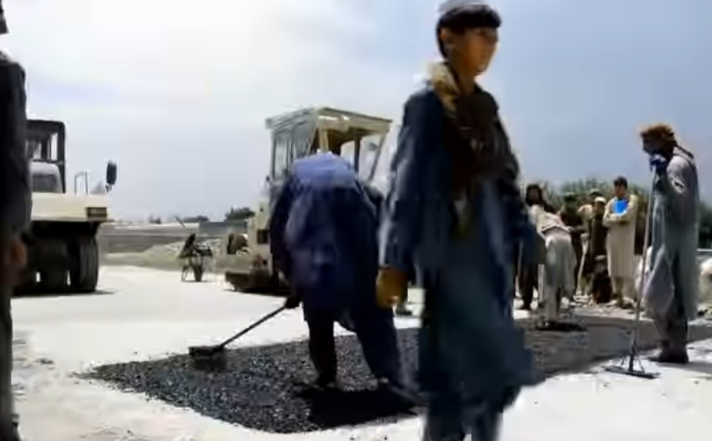 خوست کې د يو کس په شخصي لګښت د ۷ کیلومتره پاخه سرک د ترمیم چارې پیل شوې