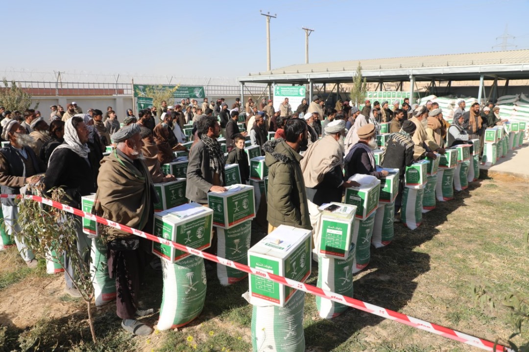 سمنګان کې پر سلګونو اړمنو کورنيو د ملک سلمان بنسټ مرستې وويشل شوې